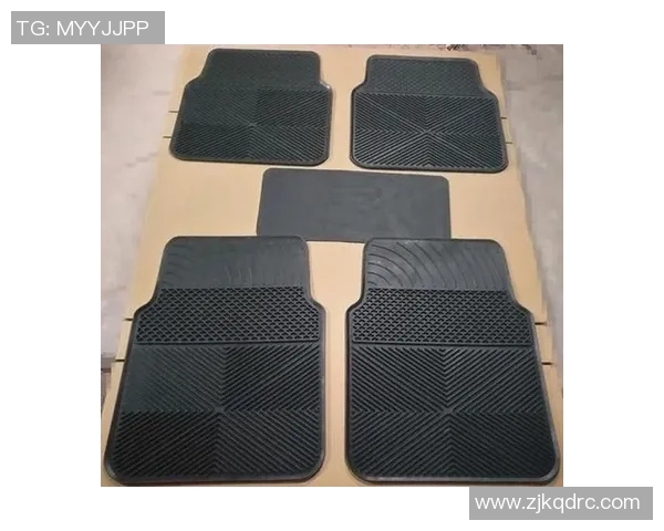 足球明星车载脚垫让你的爱车更具个性与运动魅力，尽显球场风范与时尚气息